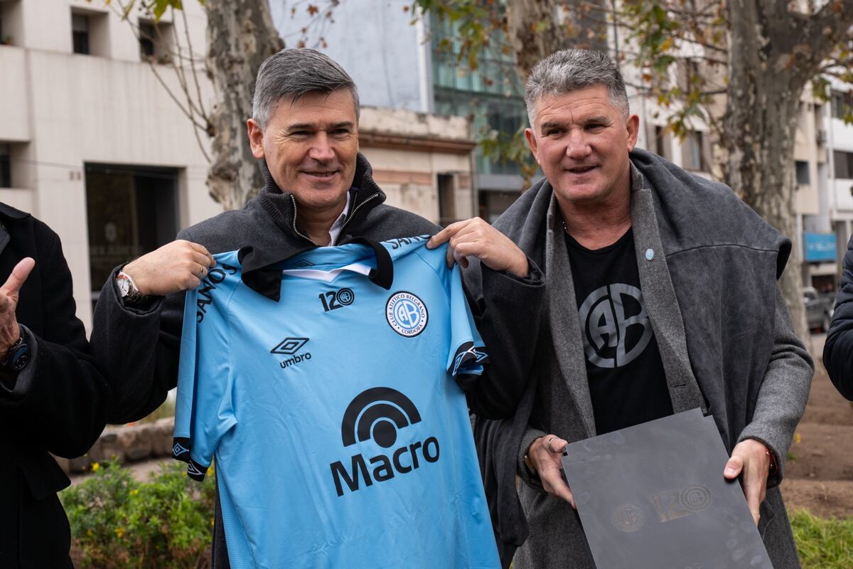 Junto a la Municopalidad de Córdoba, Belgrano descubrió tres baldosas conmemorativas en homenaje a sitios emblemáticos de la historia fundacional del club. (Prensa Belgrano).