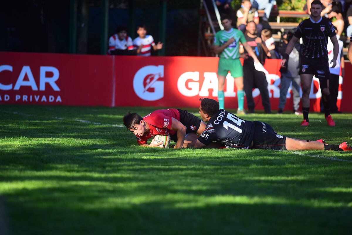 Juan Lovell apoyó el primer try de Dogos XV en la derrota ante Selknam de Chile. (José Gabriel Hernández / La Voz)