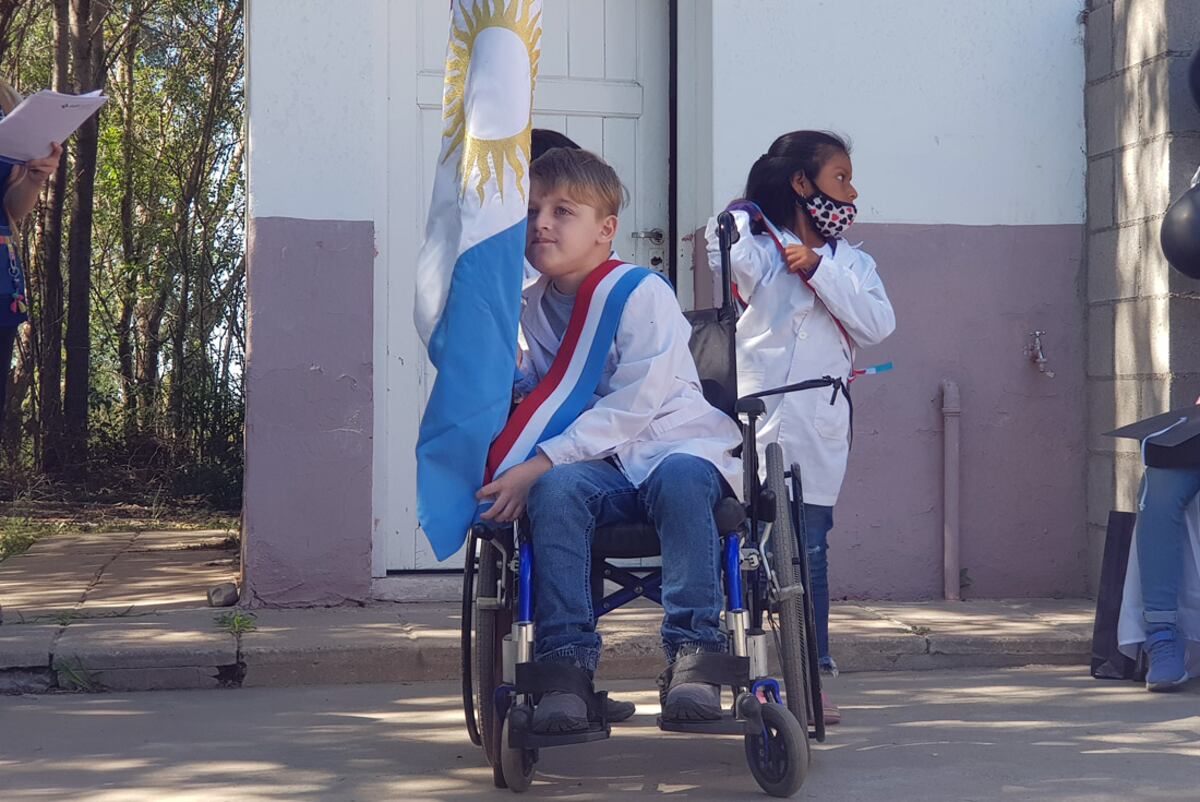 Valentino ahora es abanderado de la enseña provincial en su escuela. (La Voz)