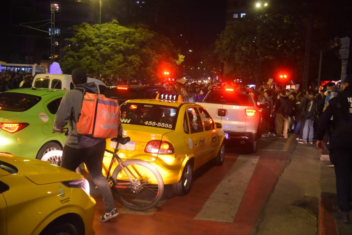 En la sede del PJ en Córdoba, militantes apoyaron a Cristina tras el fallo de la Corte. (José Gabriel Hernández / La Voz)