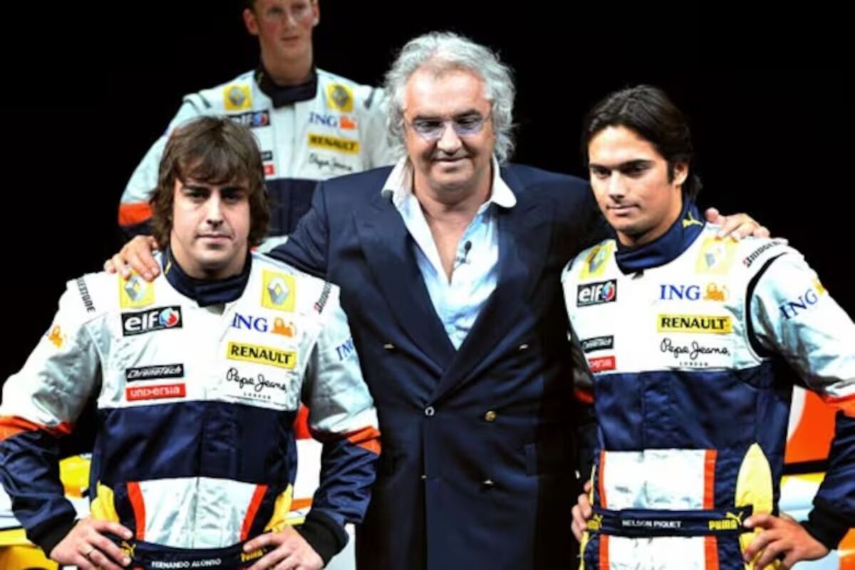 Flavio Briatore en 2008, principal director de Renault F1 con sus pilotos, Fernando Alonso y Nelson Piquet Jr en Singapur. (Renault F1)