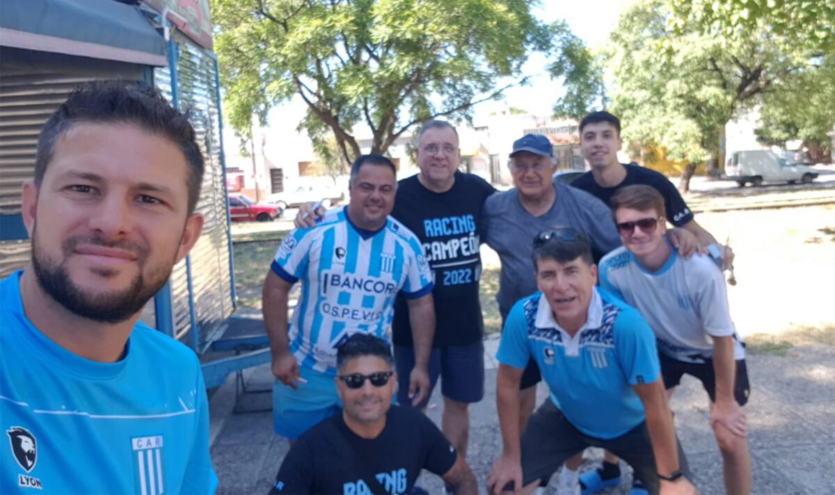Un grupo de hinchas de Racing camino a Santiago y posando para la foto con "a “Chueca” Guillermo Aramayo (Foto: Gentileza Nicolás Juric).