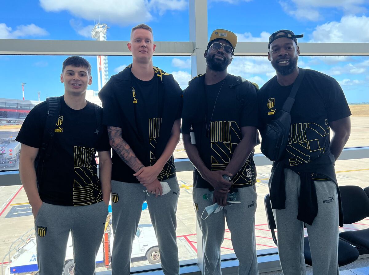 Peñarol, a su llegada este domingo al aeropuerto de Córdoba para disputar la Basketball Champions League en el estadio de Instituto. (@BasketCAPuy)