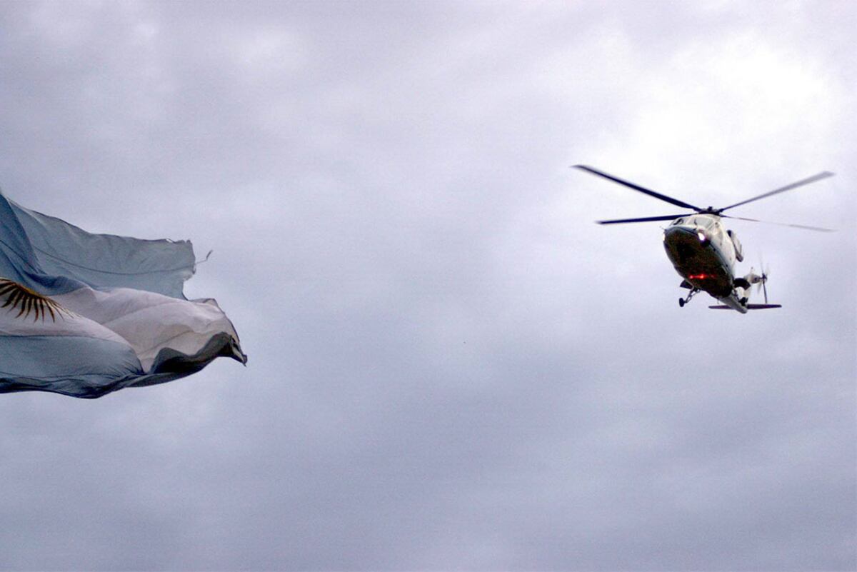 DYN50, BUENOS AIRES 20/12/01, FERNANDO DE LA RUA ABANDONA LA CASA DE GOBIERNO EN HELICOPTERO, LUEGO DE PRESENTAR SU RENUNCIA, ESTA TARDE.FOTO: DYN/TONY GOMEZ