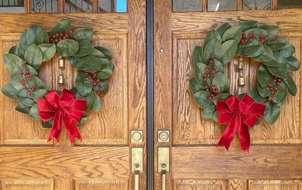 El significado de la campana con cinta roja en la puerta en Navidad