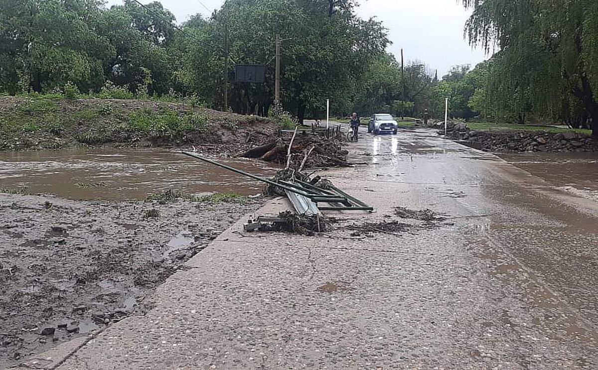 Crecidas. Daños en el vado del barrio Santa Rosa del Río, en Santa Rosa de Calamuchita, este miércoles (Bomberos)