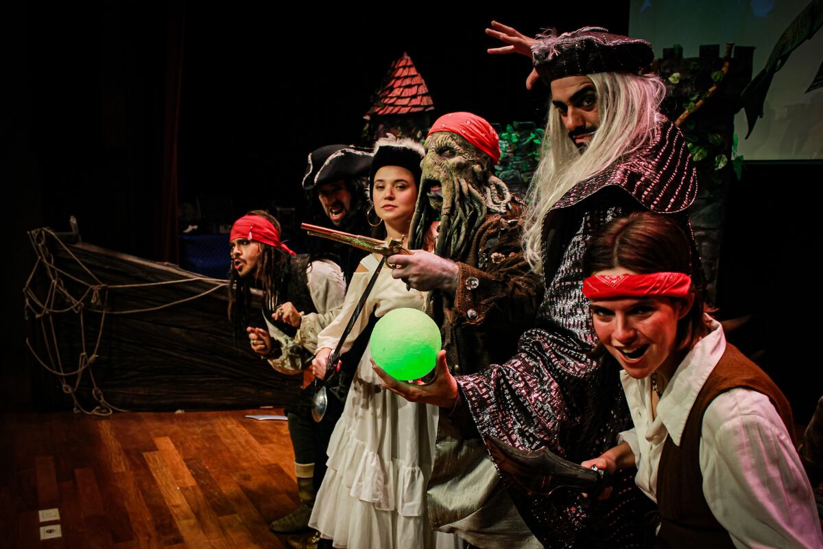 También hay una obra basada en la exitosa saga de películas "Piratas del Caribe" adaptada para los más pequeños (Universidad Provincial de Córdoba).