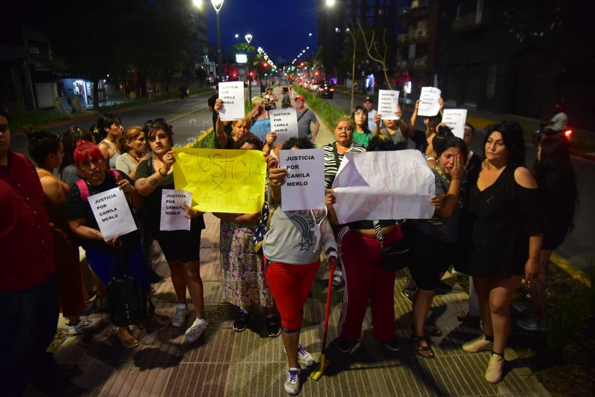 Amigas y familiares de Camila Merlo marcharon por el Centro de Córdoba en reclamo de justicia. (Javier Ferreyra / La Voz)
