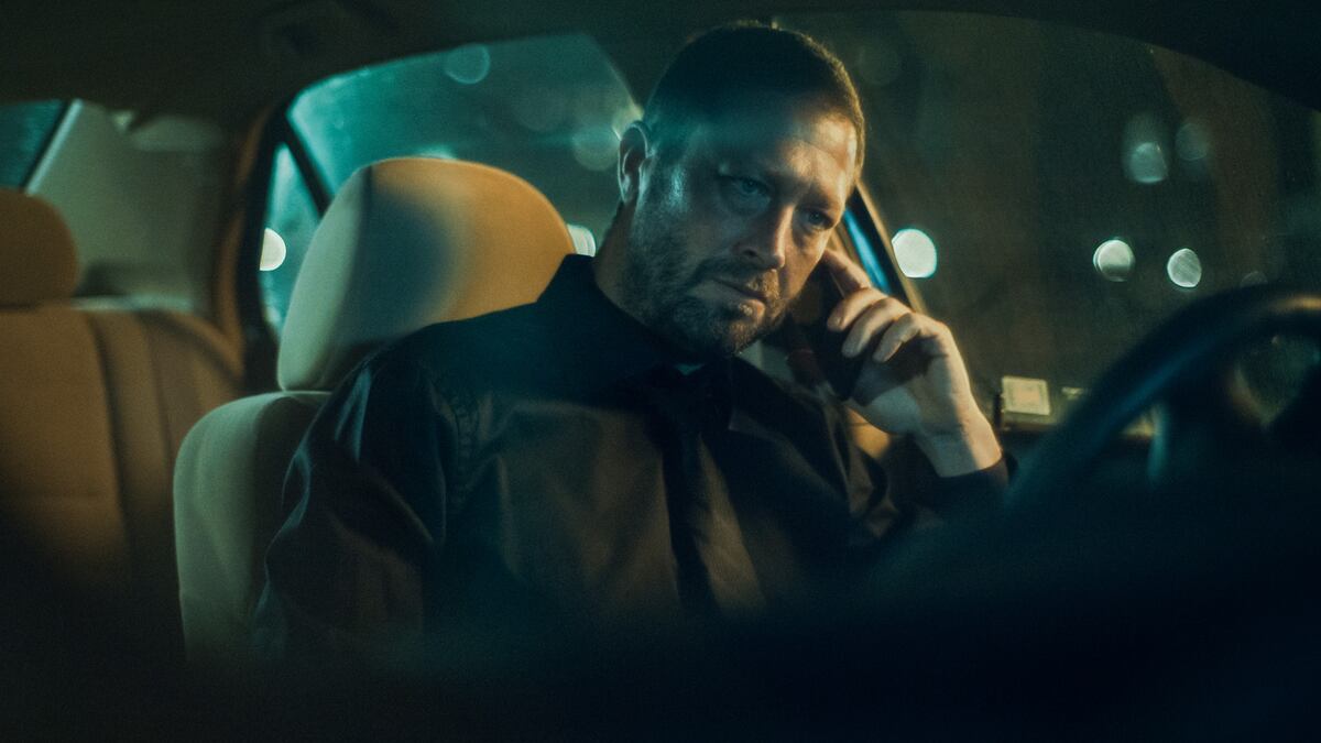 En "El Oso", Ebon Moss-Bachrach interpreta a Richard “Richie” Jerimovich, un primo explosivo quu supo deconstruirse. (FX)