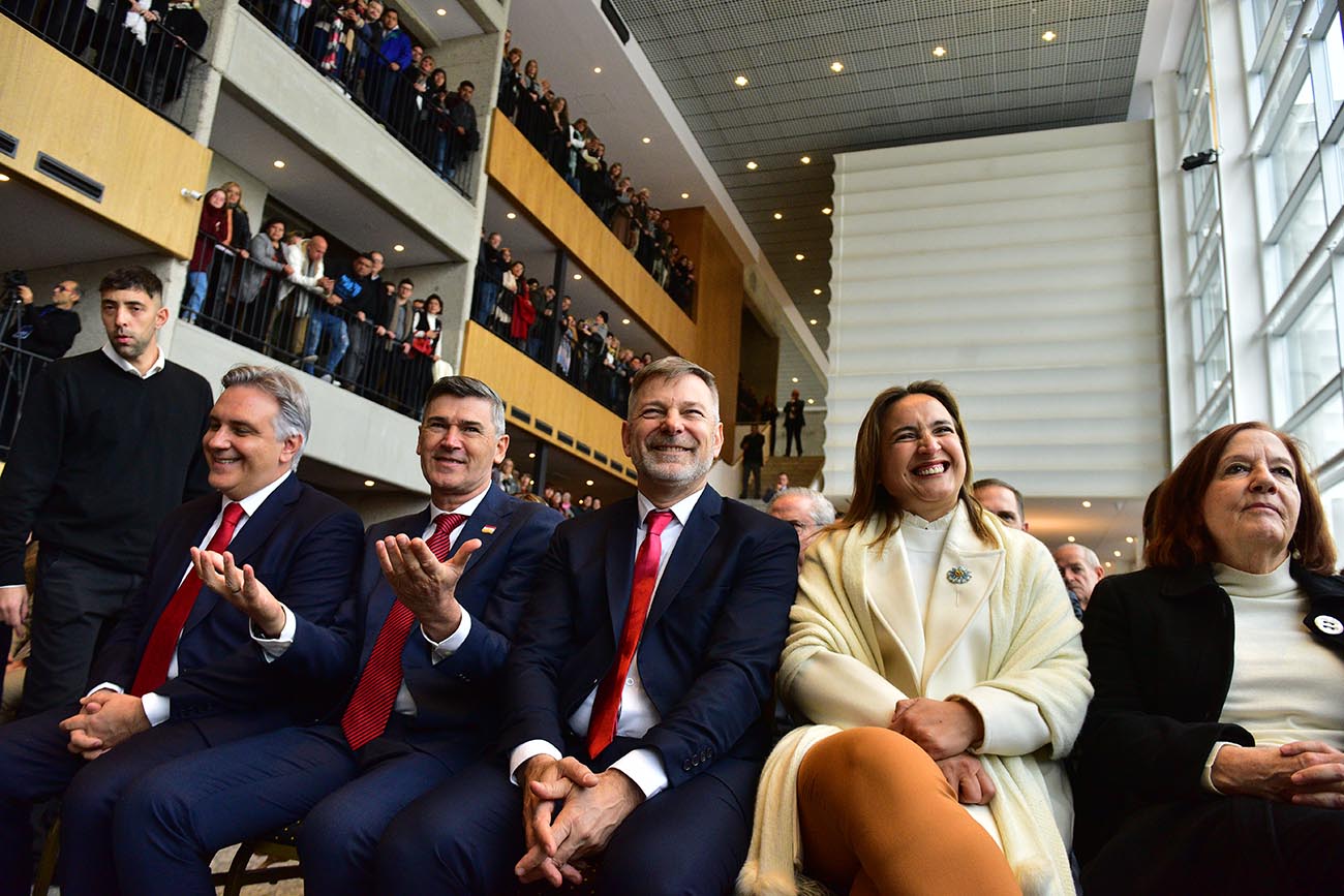 Mensajes. El gobernador Martín Llaryora y el intendente Daniel Passerini, en la inauguración de la sede del Concejo Deliberante. Fuerte mensajes políticos. (José Gabriel Hernández).