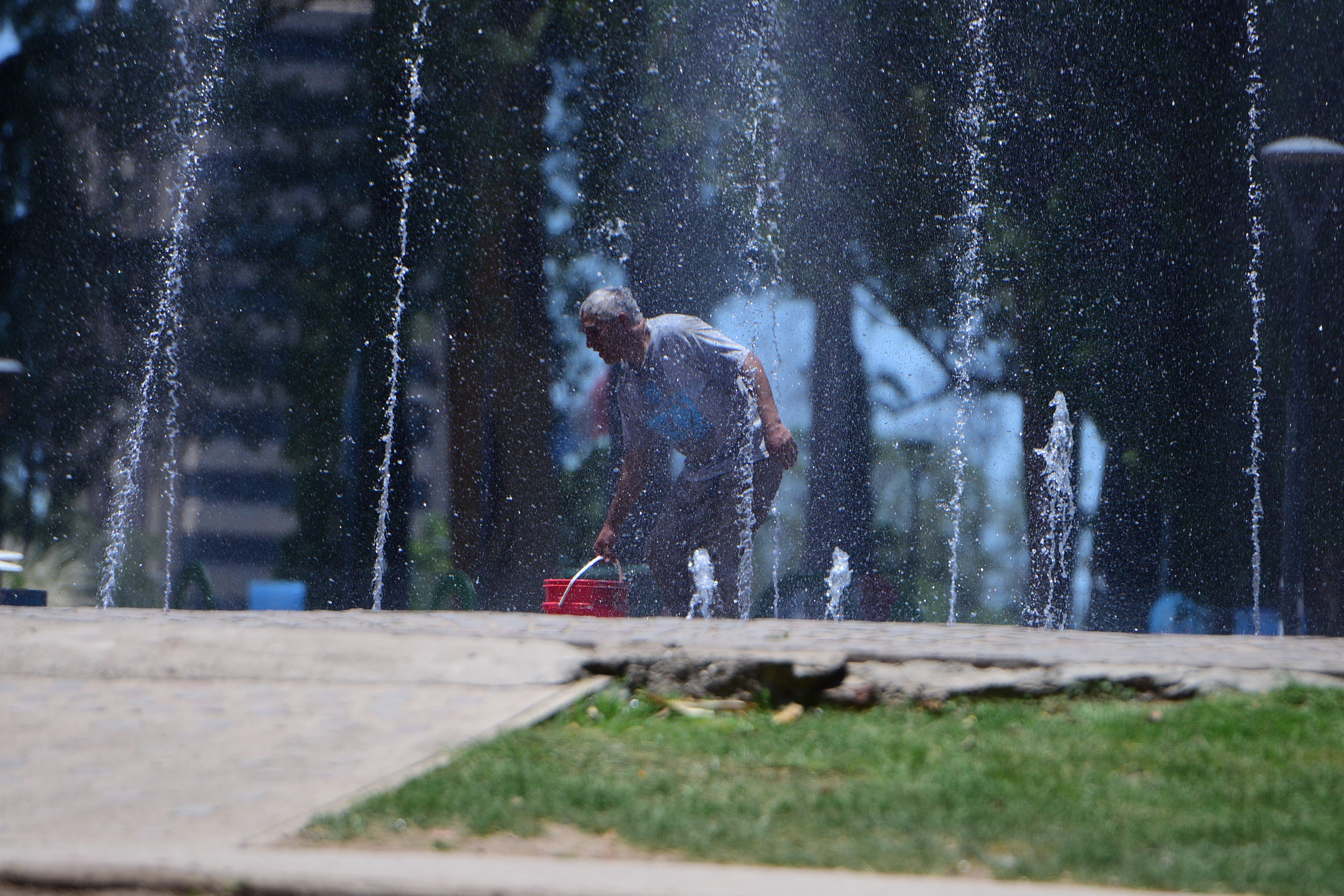 Intenso día de calor en el última dia del 2025. (José Gabriel Hernández / La Voz)