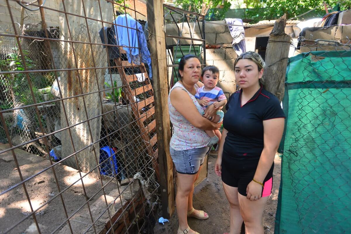 Las familias no quieren abandonar lo poco que les queda. (Foto Nicolás Bravo/LaVoz)