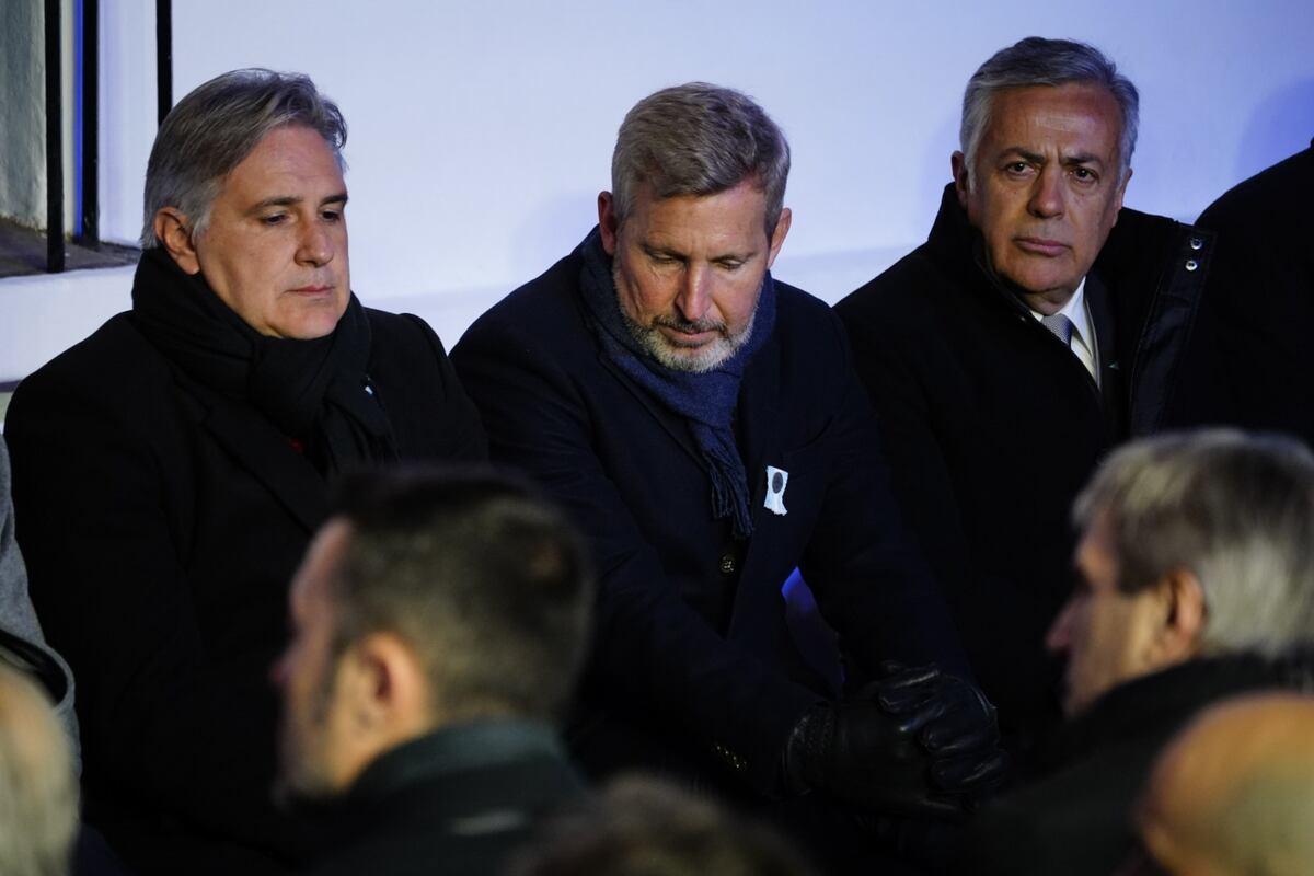 Presente. Sobre el final del discurso del presidente Milei, la televisión estatal mostró al gobernador Martín Llaryora, quien estaba sentado al lado del entrerriano Rogelio Frigerio. (Gentileza Clarín)