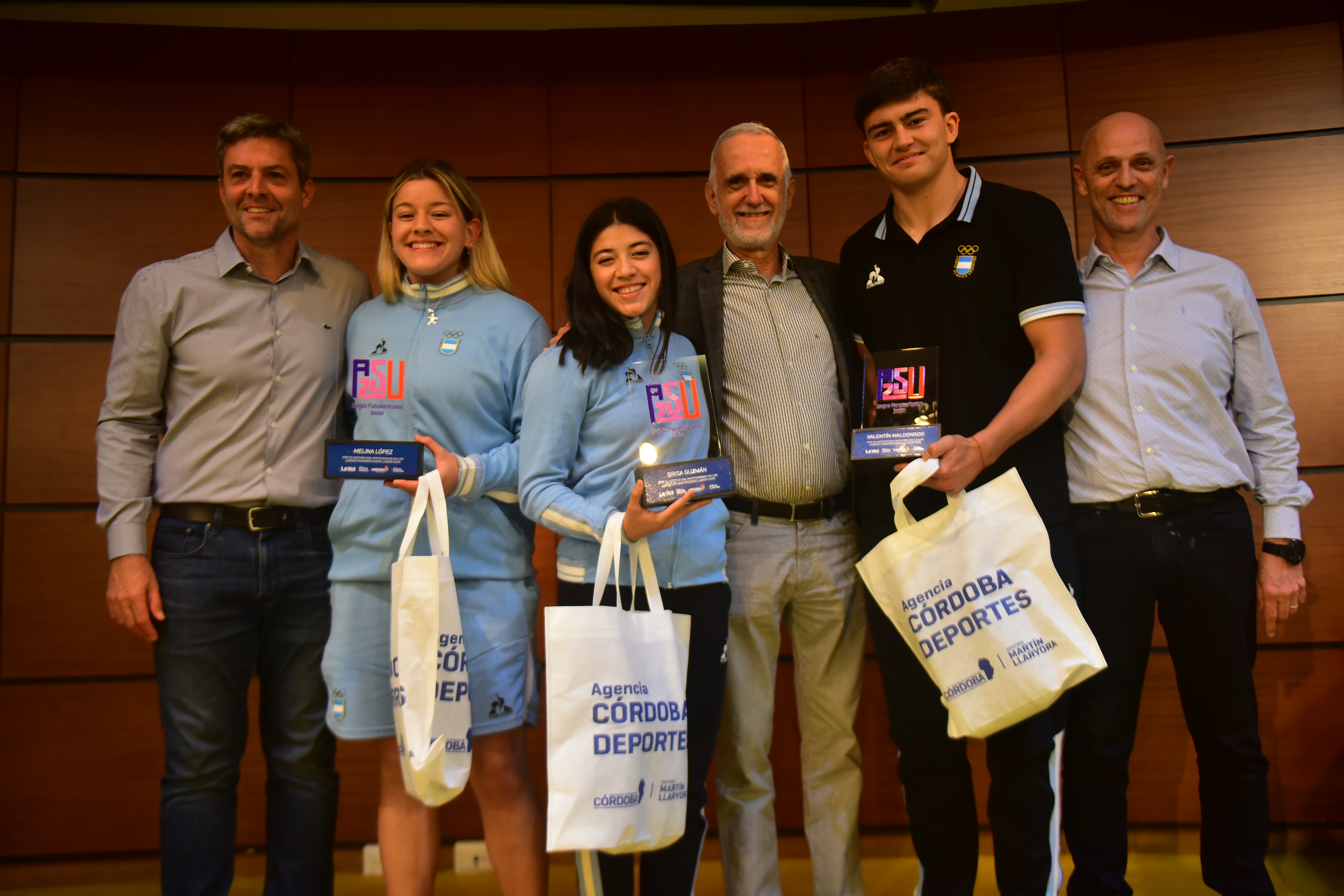 Agustín Calleri junto a Melina López, Brisa Guzmán, Carlos Jornet, Valentín Maldonaldo y Horacio Garimalidi. (Javier Ferreyra / La Voz)