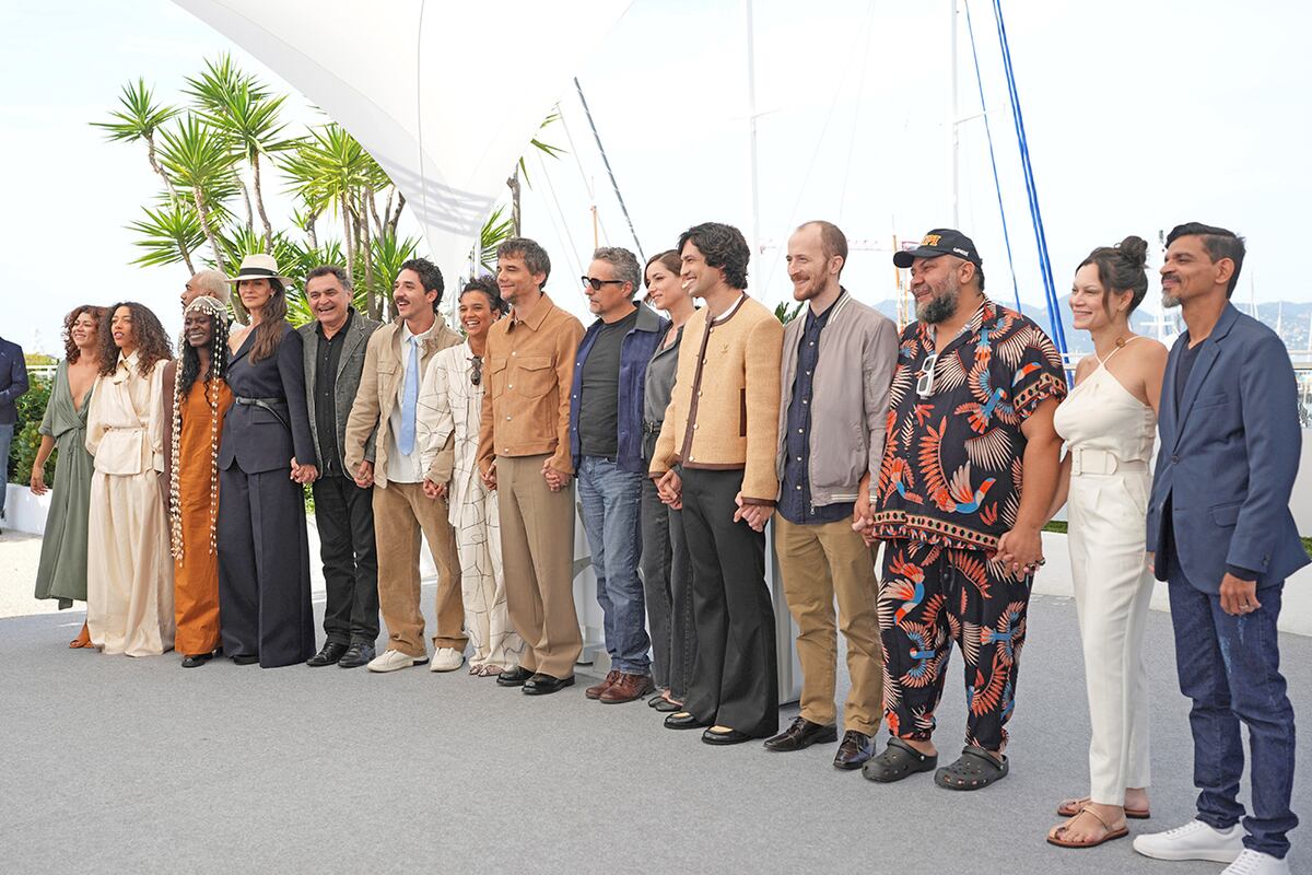 Alice Carvalho, segunda desde la izquierda, Italo Martins, Isabel Zuaa, Maria Fernanda Candido, Roberio Diogenes, Laura Lufesi, octava desde la izquierda, Wagner Moura, el director Kleber Mendonca Filho, la productora Emilie Lesclaux, Gabriel Leone, Igor Araujo Falcao, Carlos Francisco, Hermila Guedes y Kaiony Venancio posan para los fotógrafos en la sesión fotográfica de la película 'El Secreto Agent' en el 78º festival internacional de cine, Cannes, sur de Francia, el lunes 19 de mayo de 2025. (Foto AP/Natacha Pisarenko)
