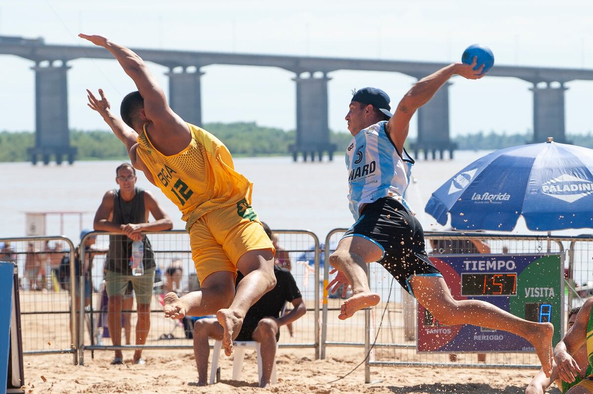 La selección argentina masculina de beach handball perdió la final con Brasil y se quedó con el subcampeonato del Sur Centro disputado en Rosario. (SCA/Germán Páez)