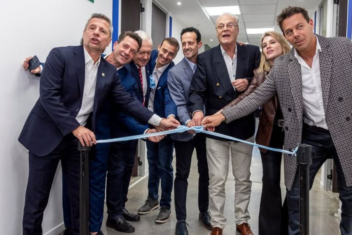 Corte de cintas del nuevo edificio inaugurado de los Consultorios Externos Daniel Casermeiro del Sanatorio Argentino.