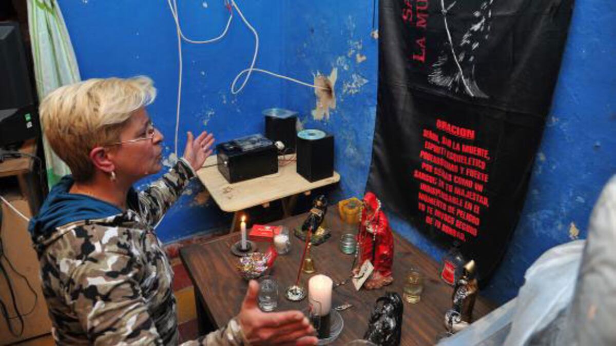 Oración. Todos los viernes, Gladys renueva sus pedidos y agradecimientos desde su altar en barrio General Urquiza (La Voz).
