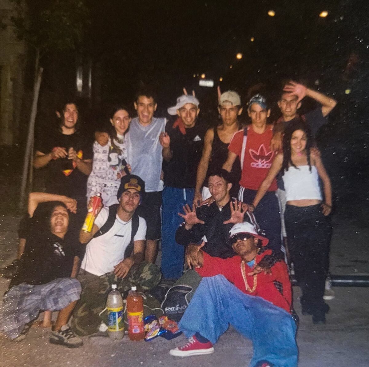 Una postal de los precursores del rap cordobés a finales de los años '90, con Mel&anny en el extremo derecho de la imagen. (Gentileza Melina Barrionuevo).
