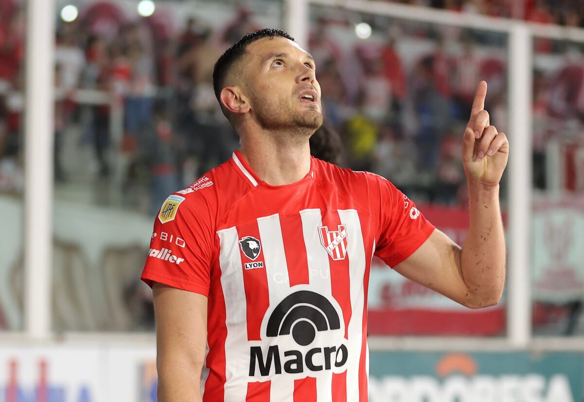 Adrián "Maravilla" Martínez celebra su gol ante Belgrano en el Kempes. Se lo dedica a Dios. (Prensa IACC).