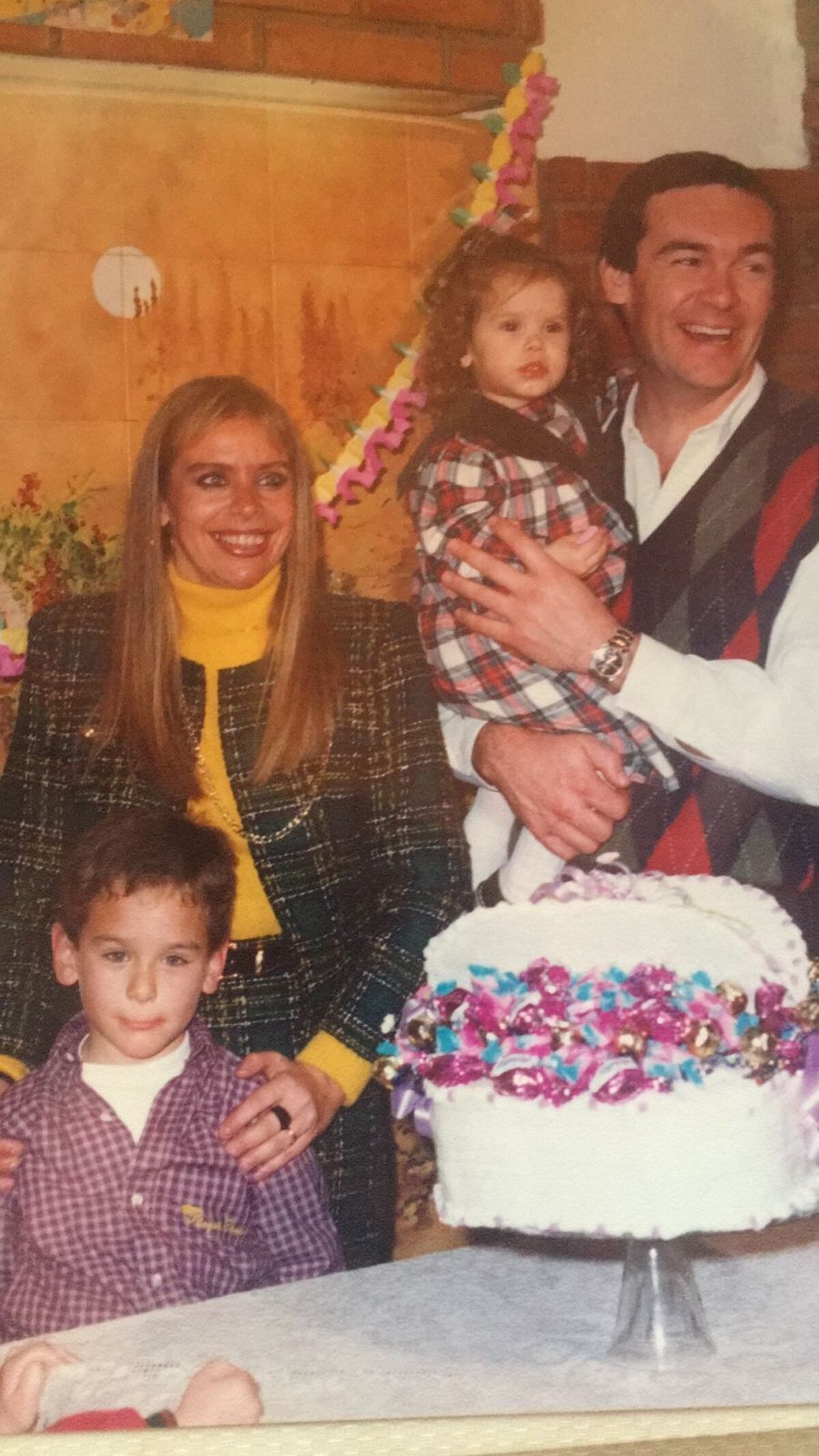 Un cumpleaños de Valentina, a upa de Marcelo y con Nora junto a Facundo, al lado. (Gentileza Valentina Macarrón)