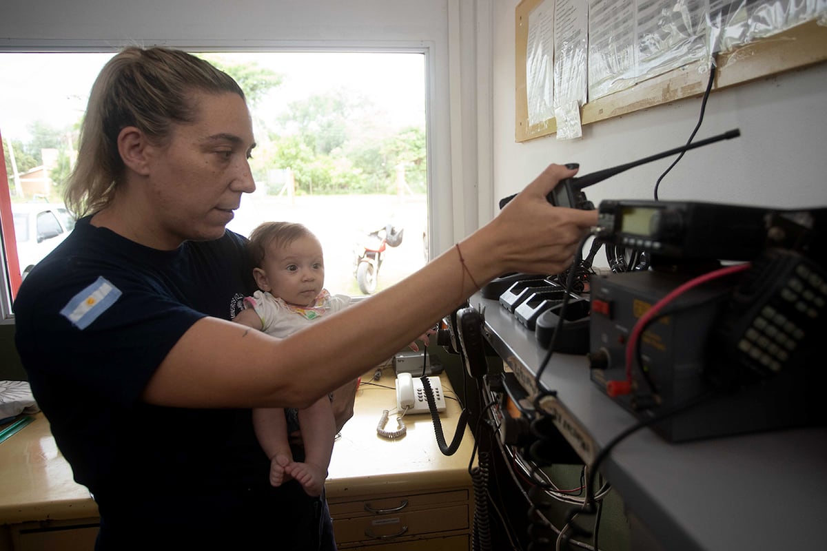 Personalidad Cordobesa 2024. Daniela Vilá, la bombera que acudió al cuartel de Villa Rumipal, con su beba recién nacida para colaborar ante los incendios. (Nelson Torres / La Voz)