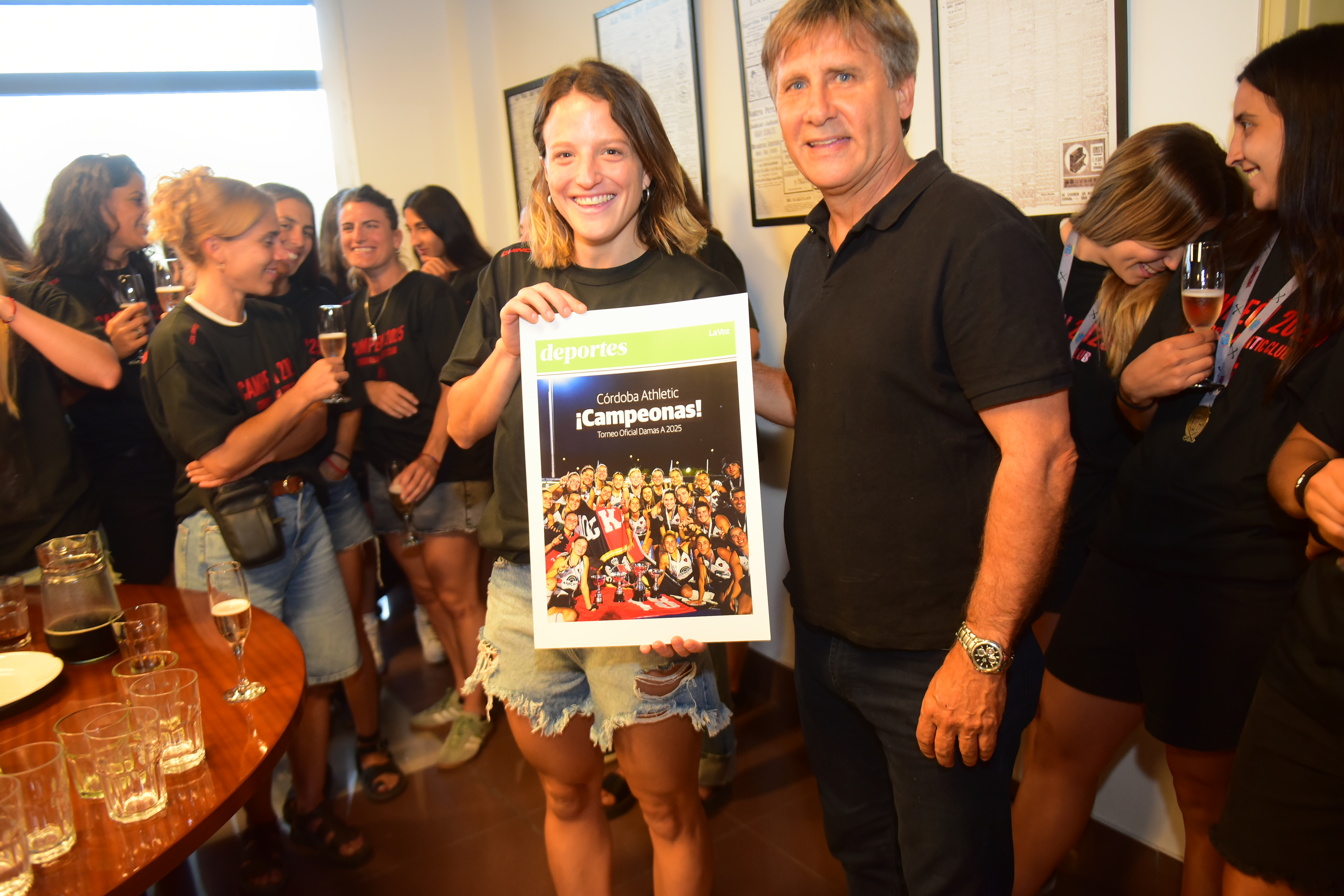 Brindis con el equipo femenino de Córdoba Athletic, campeonas del torneo de hockey Damas A de Córdoba (Javier Ferreyra / La Voz)