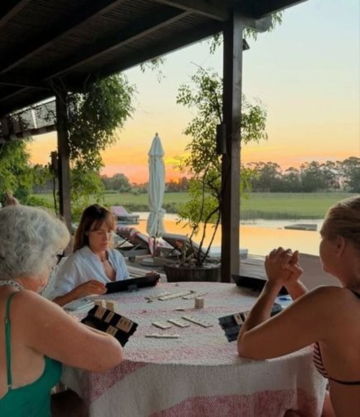 Así es el jardín de Valeria Mazza en su casa en Punta del Este: diseño rústico y relax frente al lago