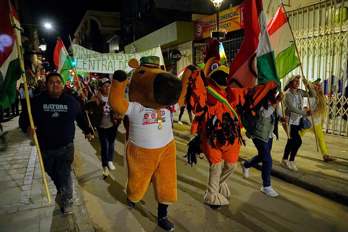 Partidarios del candidato presidencial Rodrigo Paz celebran después de que los primeros resultados lo mostraran como líder en la segunda vuelta de las elecciones presidenciales en Tarija, Bolivia, el domingo 19 de octubre de 2025. (Foto AP/Freddy Barragan)