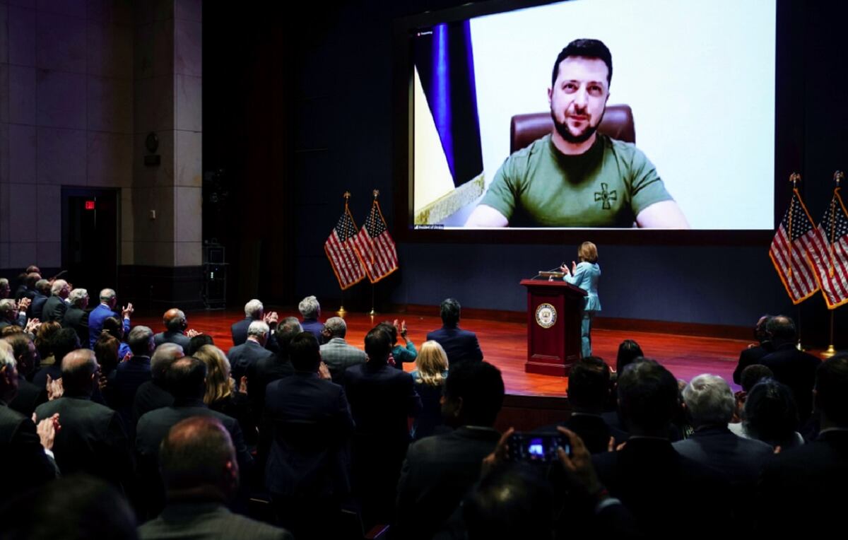 Zelenski se comunicó con el Congreso de Estados Unidos a través de una videoconferencia. (AP)