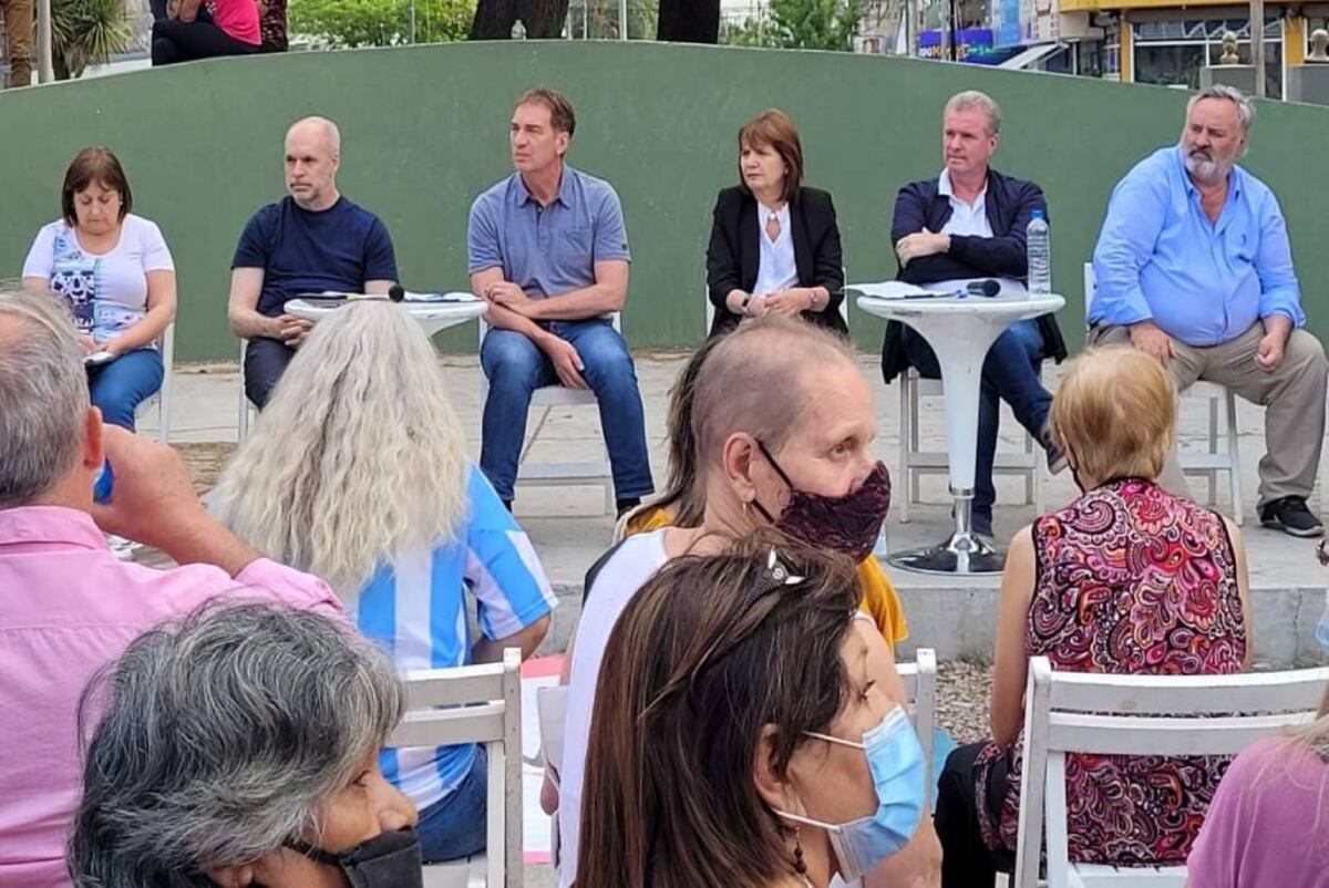 Diego Santilli llegó a la plaza Eva Perón, de Merlo, acompañado por Rodríguez Larreta, Bullrich, Milman, Ocaña y De La Torre.