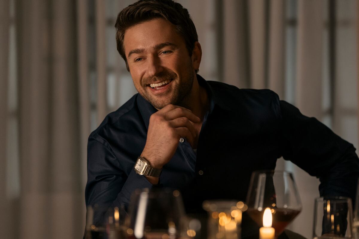 Brandon Sklenar como un sonriente Andrew Winchester en "La empleada". (Daniel McFadden/ Lionsgate)