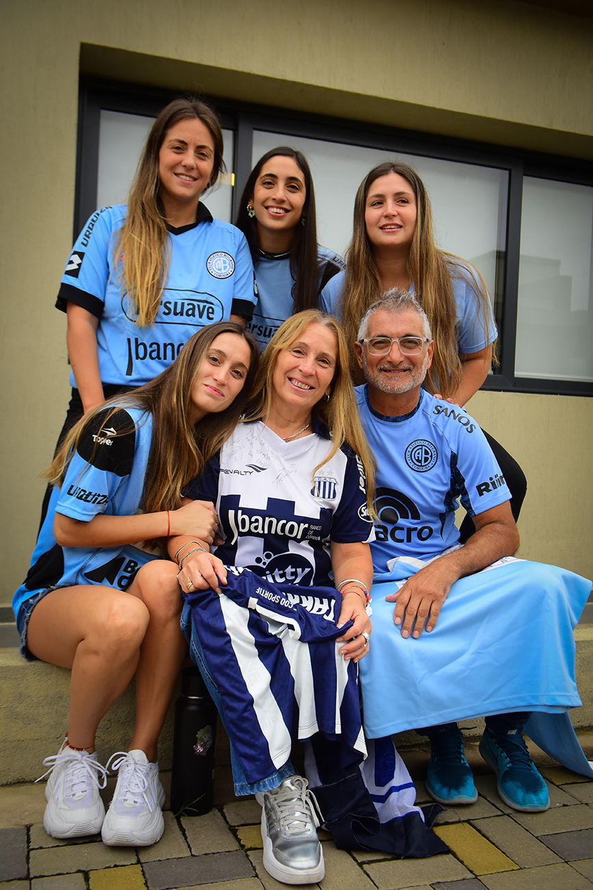 Una familia especial en la previa del clásico Belgrano-Talleres. Adriana Dal Porto, de la T, y Gustavo Peralta, de la B. Y sus hijas Florencia (32), Candelaria (31), Rocío (30), Sol (26). (José Gabriel Hernández / La Voz)