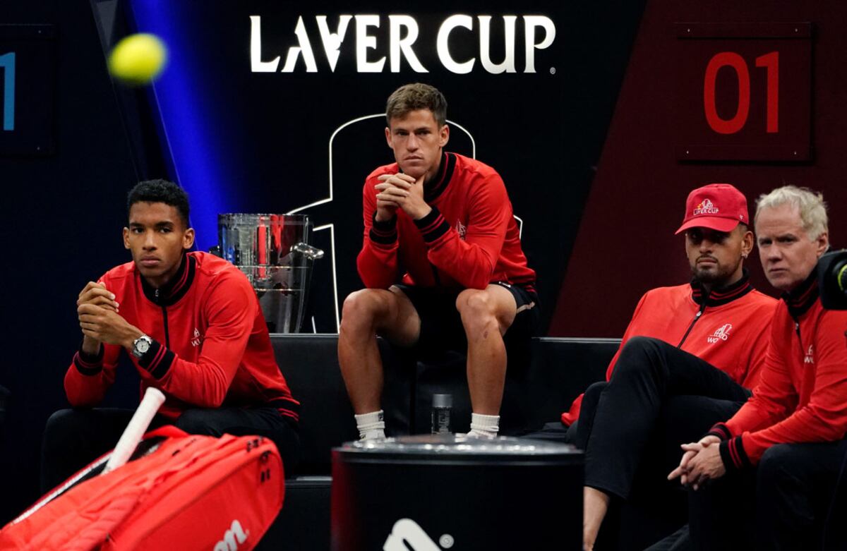 Cara de preocupación en Diego Schwartzman y el resto del equipo mundial, ante la aplanadora europea en Boston. (AP)