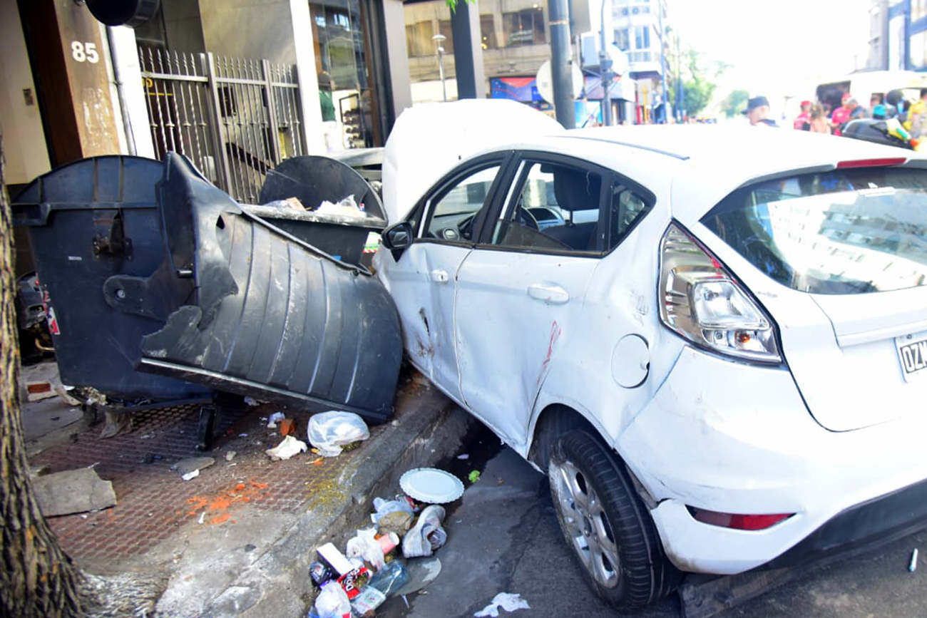 Grave siniestro. Un auto atropelló a varias personas en el Centro de la ciudad de Córdoba. (Javier Ferreyra / La Voz)