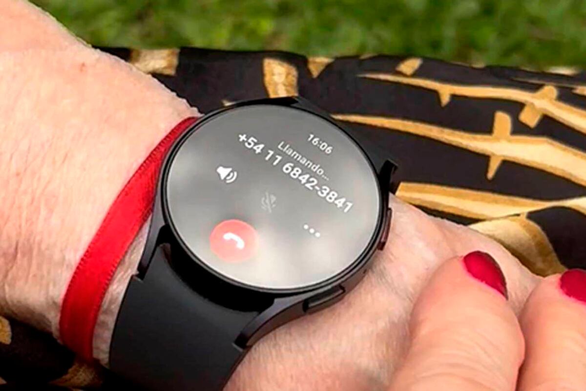 Ellie Watch activa asistencia inmediata con solo un botón, conectando servicios médicos y familiares.