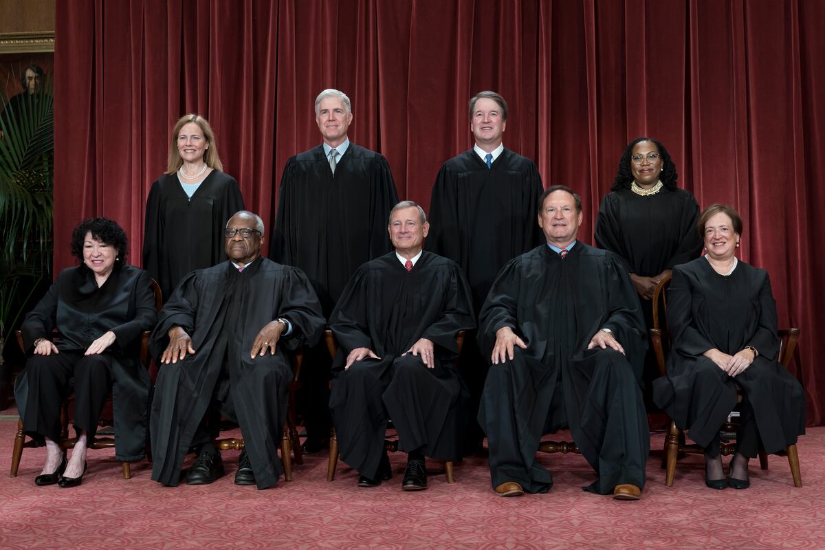 Jueces de la Corte Suprema: sentados, izquierda a derecha: jueces Sonia Sotomayor, Clarence Thomas, presidente de la corte John Roberts, Samuel Alito y Elena Kagan. De pie, izquierda a derecha, jueces Amy Coney Barrett, Neil Gorsuch, Brett Kavanaugh y Ketanji Brown Jackson.