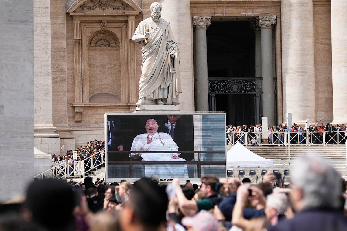 Fieles y peregrinos se reúnen en la Plaza de San Pedro del Vaticano para seguir en pantallas gigantes. (AP)