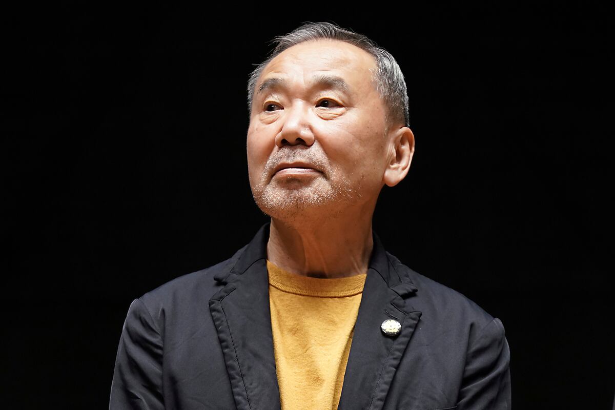 ARCHIVO - El novelista japonés Haruki Murakami posa para la foto durante una conferencia de prensa en la biblioteca que lleva su nombre en la Universidad Waseda, Tokio, 22 de setiembre de 2021. (AP)