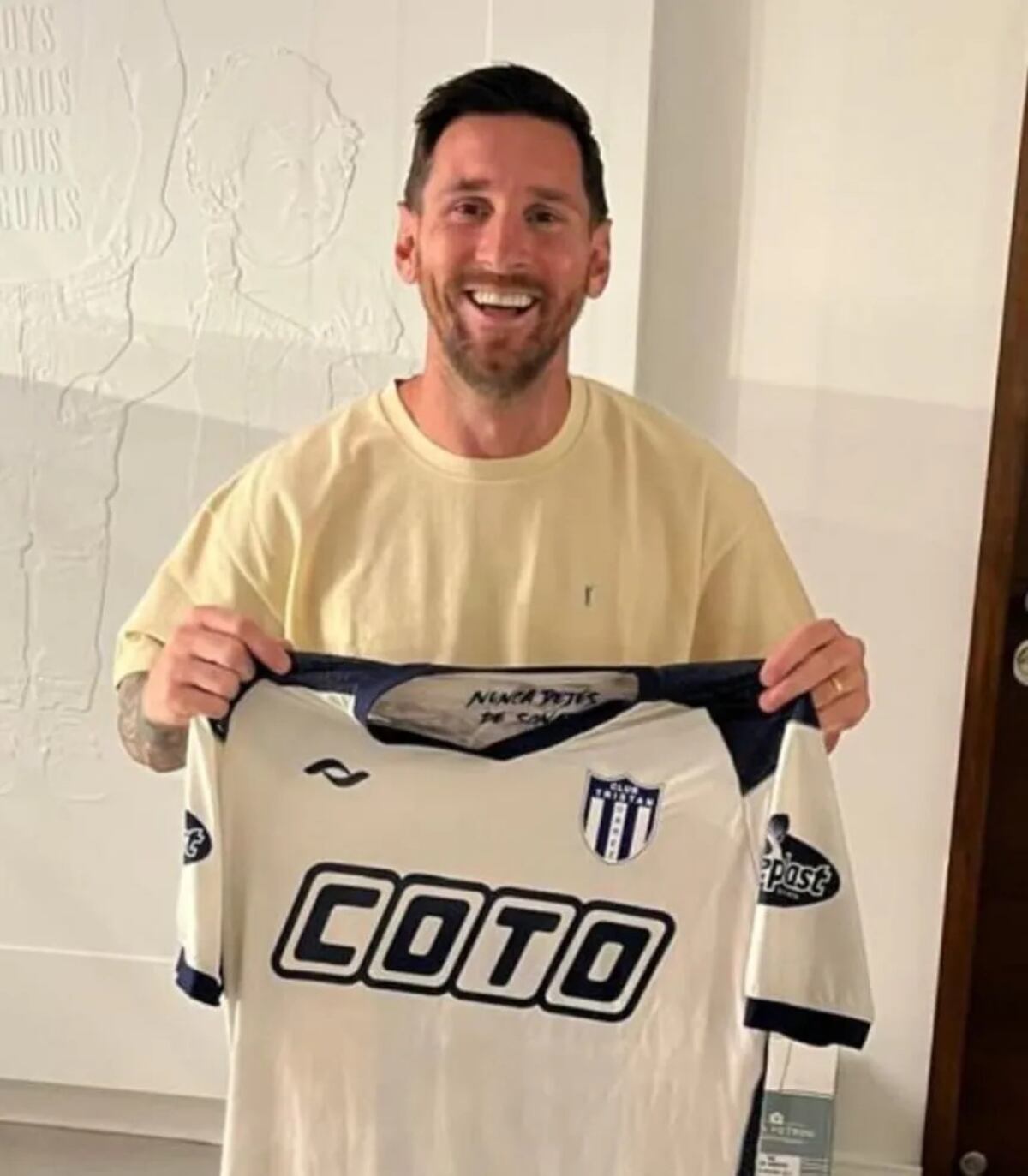Lionel Messi y la camiseta del ascenso con la que posó