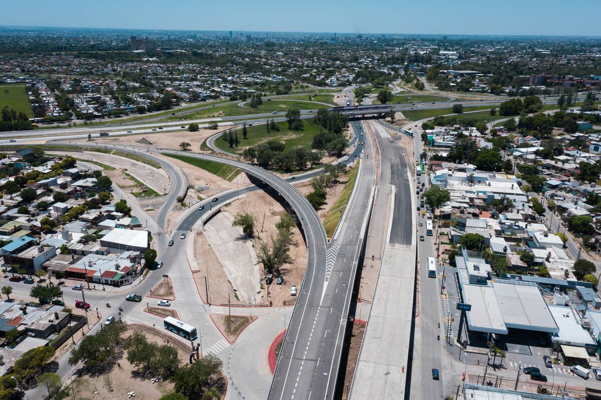 Vista aérea de la obra que conecta la ruta 5 con la circunvalacion y la entrada al Barrio Villa El Libertador. (Prensa Gobierno)