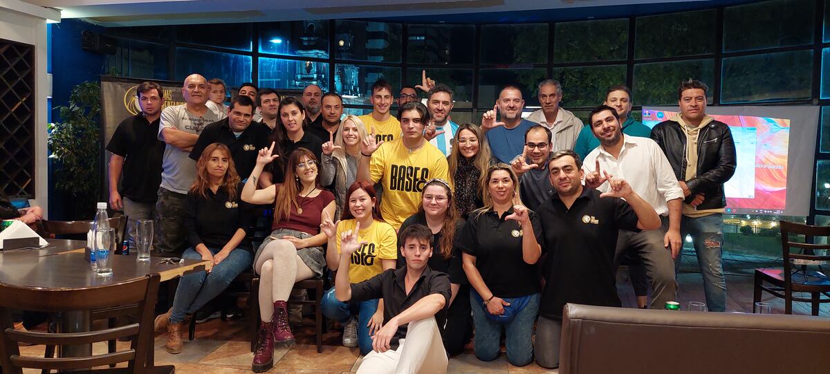 Ponce junto a miembros de la agrupación Pumas Libertarios.