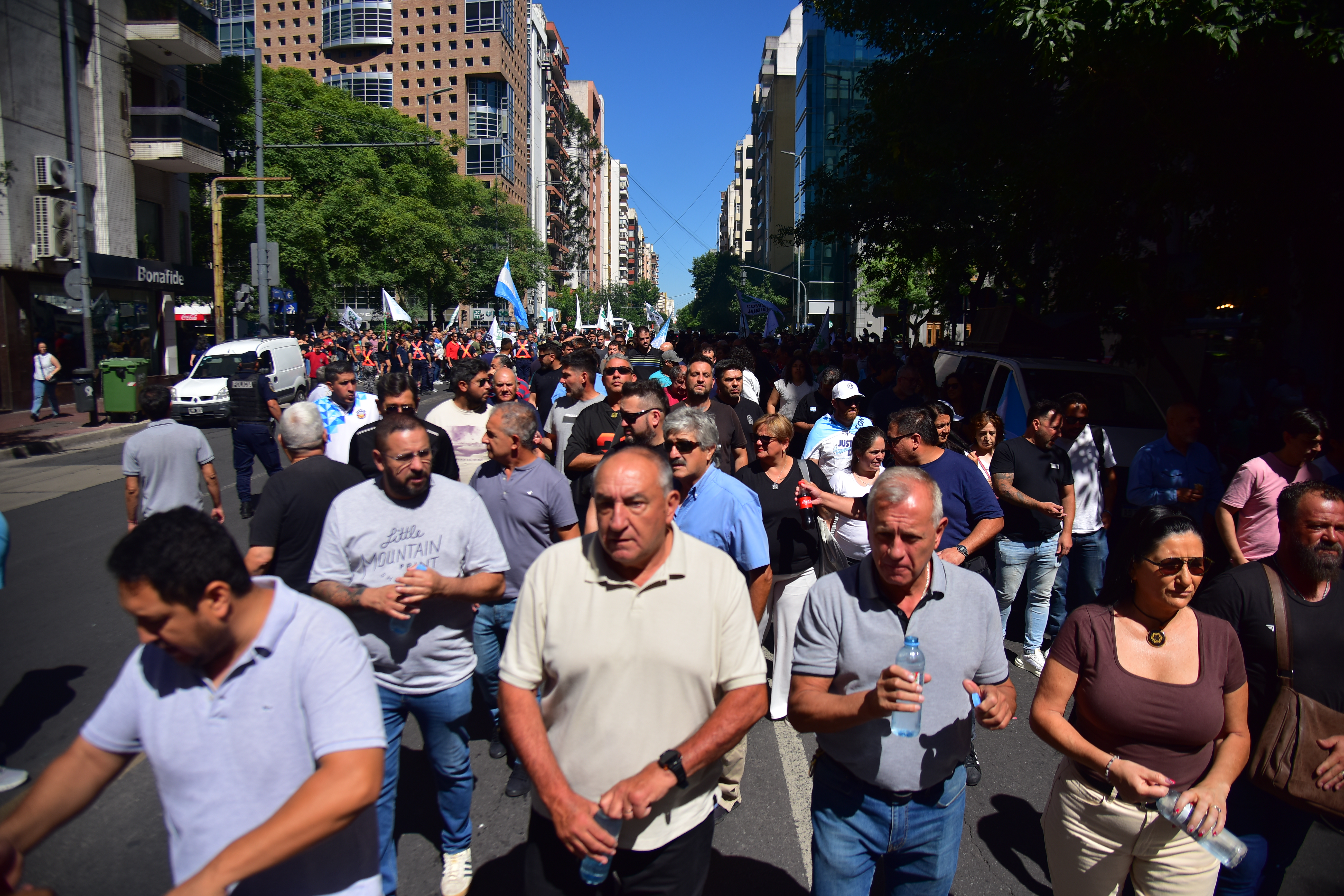Protesta. El condenado Molina Herrera, de Luz y Fuerza, en la marcha en rechazo al aumento de aportes para la Caja de Jubilaciones. (Pedro Castillo / La Voz)
