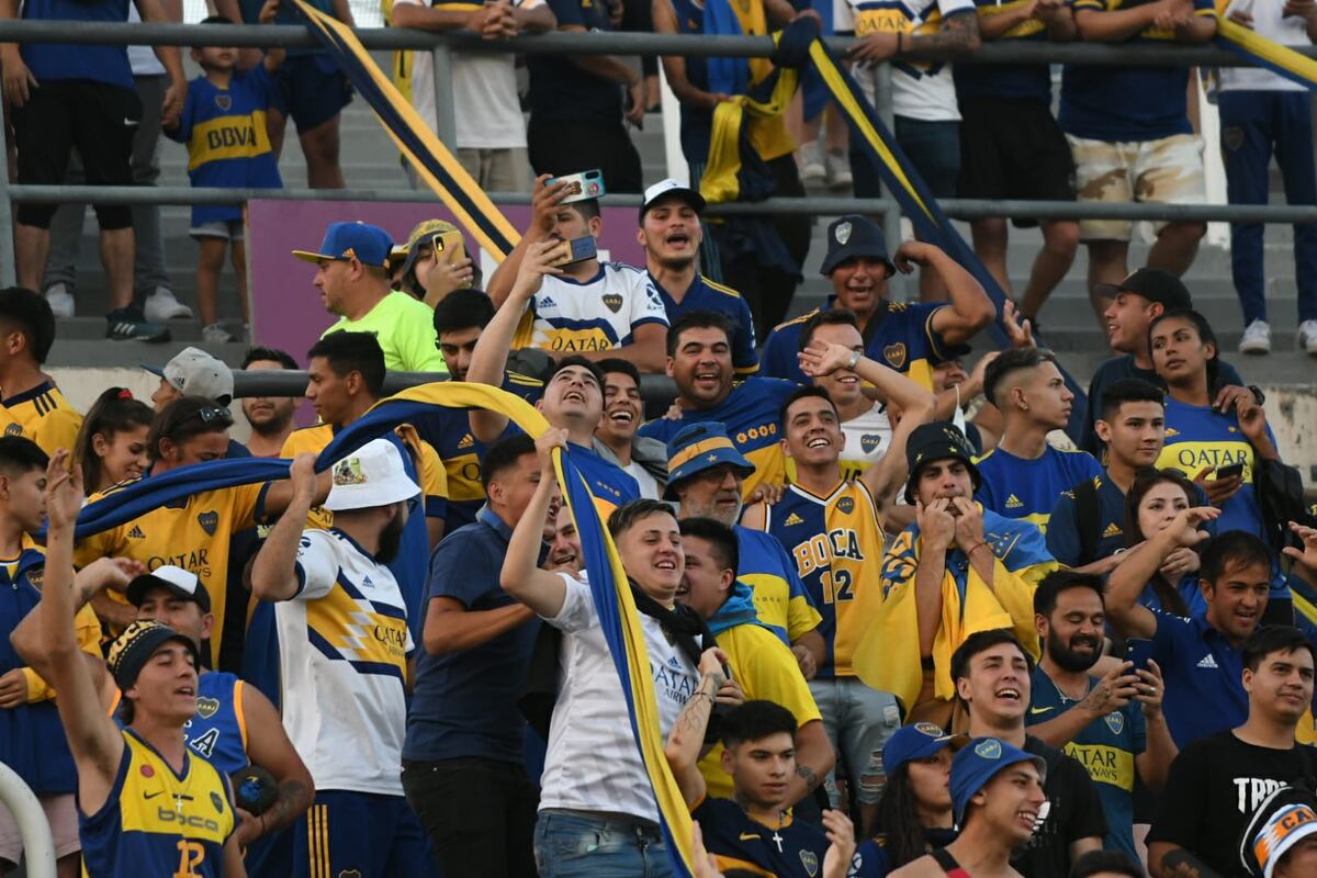 Los hinchas de Boca esperan novedades para ver al equipo en Córdoba. 
/ Gentileza Marcelo Rolland ( Los Andes).