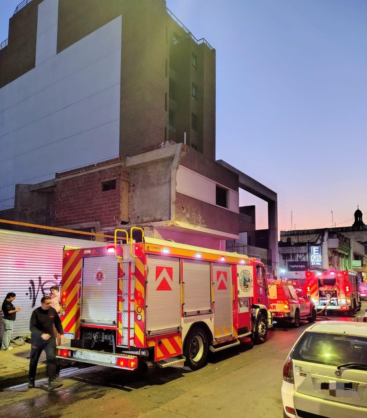 Incendio en barrio Alberdi: más de 30 evacuados (Prensa Policía de Córdoba)