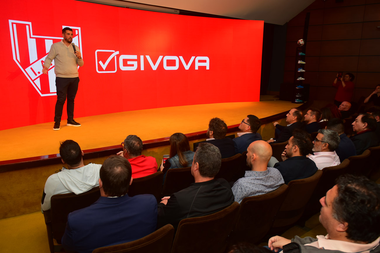 El club Instituto y la marca Givova cuando presentaron su acuerdo en el auditorio de La Voz. (Nicolás Bravo / La Voz)