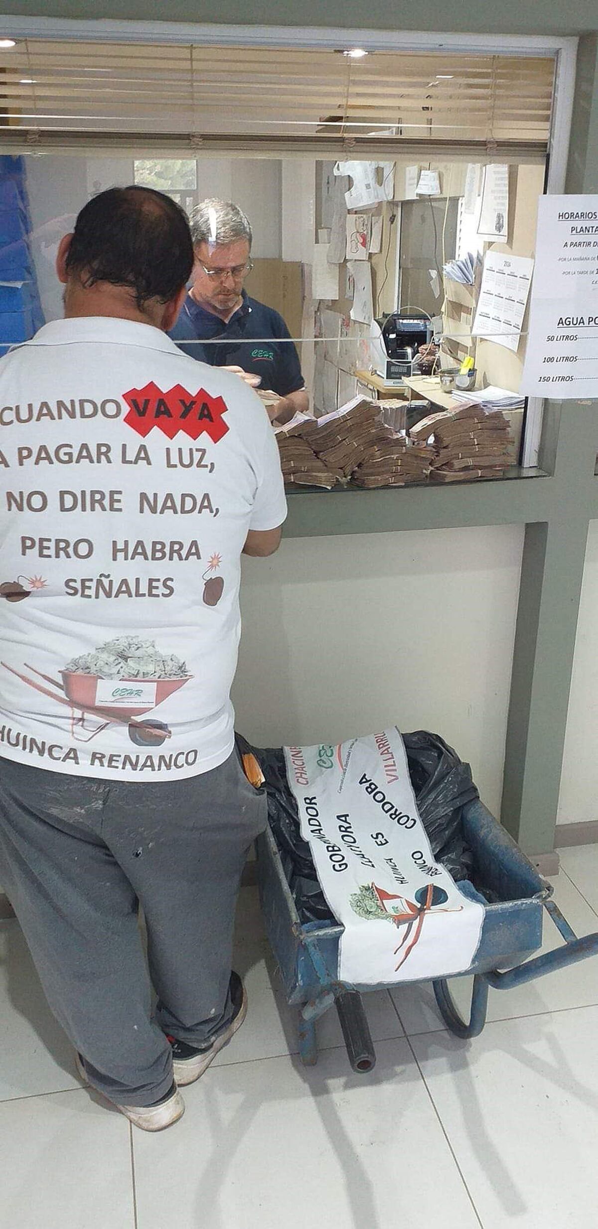 Huinca Renancó. El comerciante que pagó la boleta de luz con billetes de $ 100 (@despierta_riocuarto).