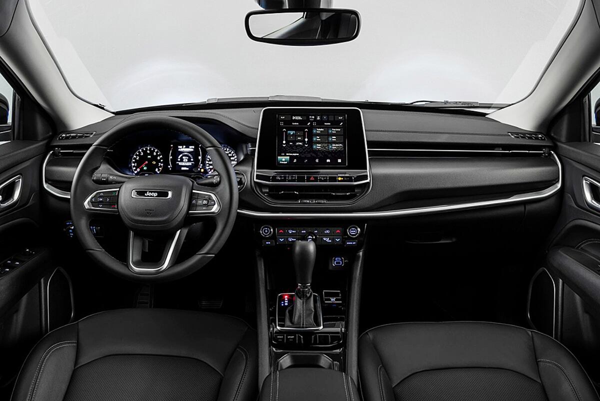 En el interior se renovó el instrumental, la pantalla (de 8,4” o 10,1”), los portaobjetos y varios detalles más. / Autocity