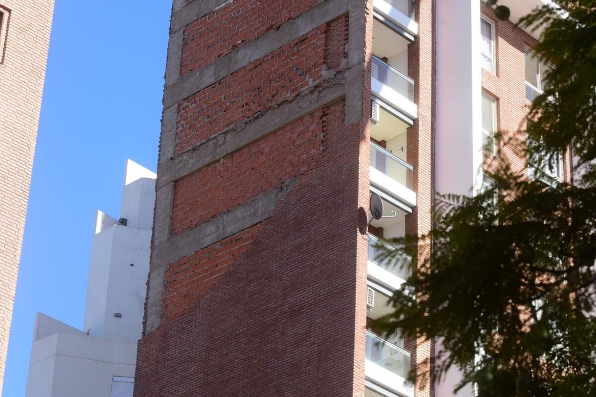 Derrumbe en el bv san juan se cayó una parte de la mampostería mientras realizaban las tareas de demolición. José Hernández /La Voz