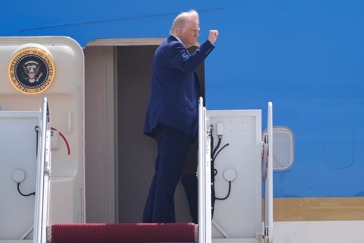 El presidente de Estados Unidos, Donald Trump, sube al Air Force One en la Base Conjunta Andrews, Maryland, para viajar a Riad, Arabia Saudí, el lunes 12 de mayo de 2025.  (AP Foto/Manuel Balce Ceneta)